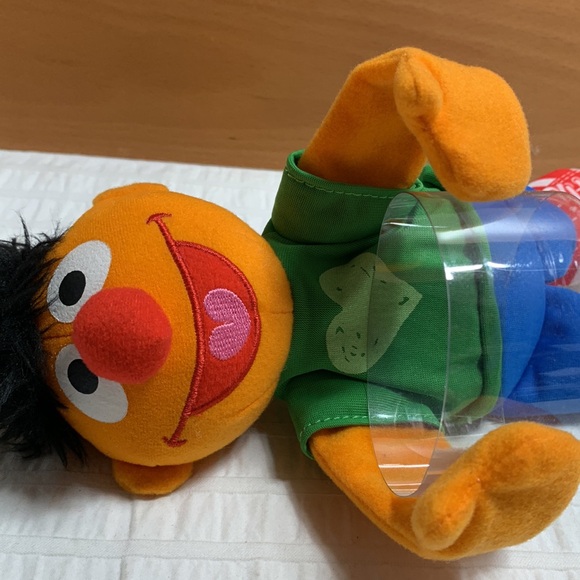 Ernie Hugs Forever Friends - Sesame Street by Hasbro - Picture 7 of 9